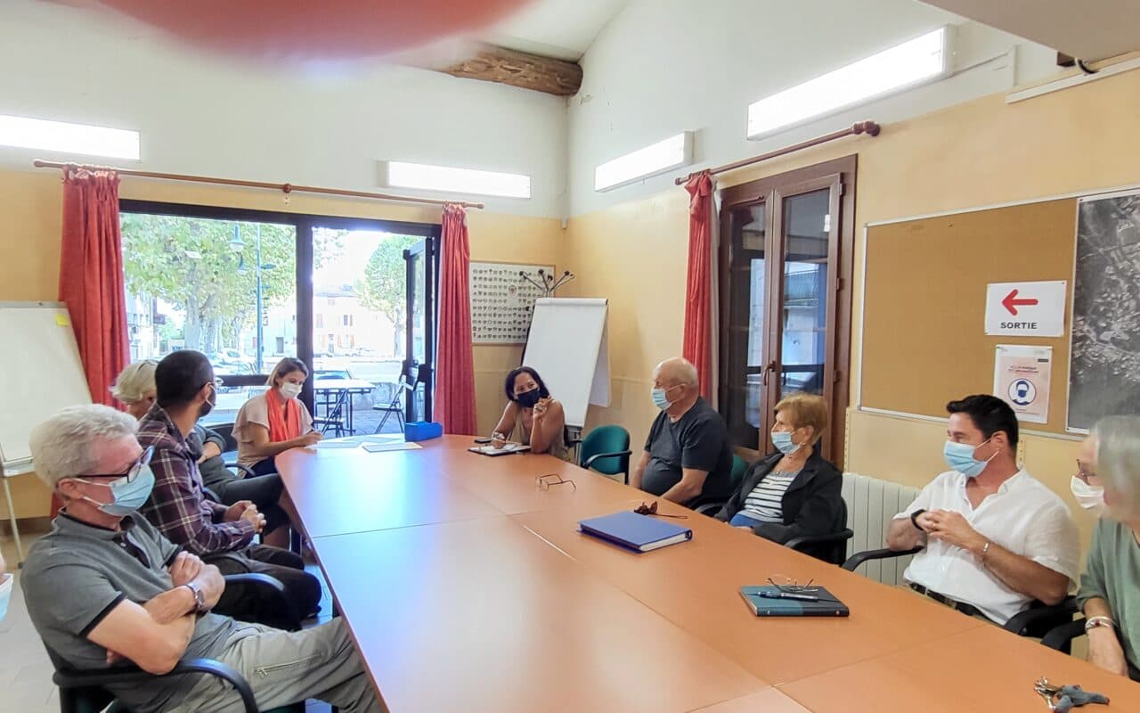 Groupe d'habitants de Ginasservis en atelier participatif