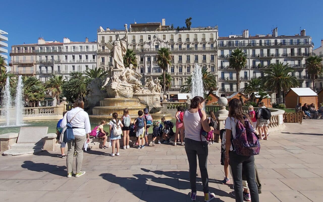 Groupe d'enfants en visite sur la place de la Liberté à Toulon