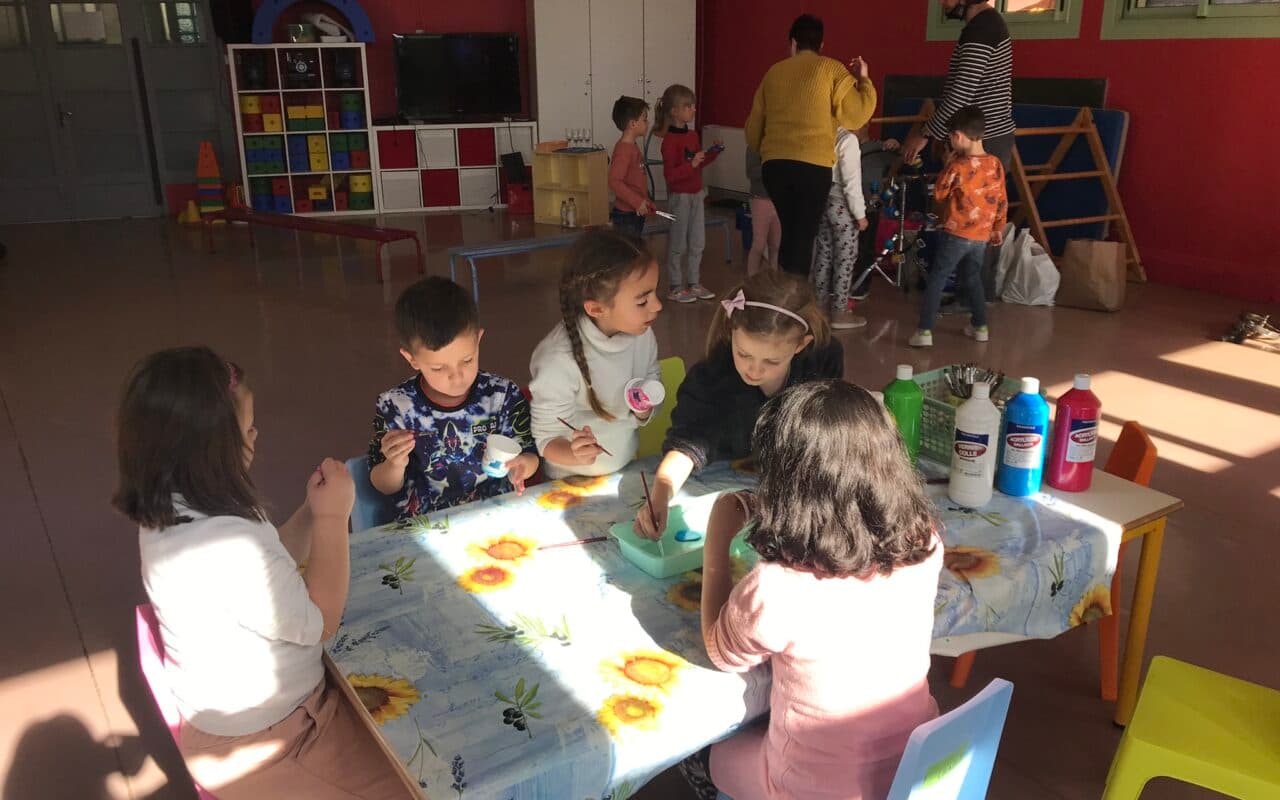Groupe d'enfants lors d'un atelier son à l'école maternelle Godillot