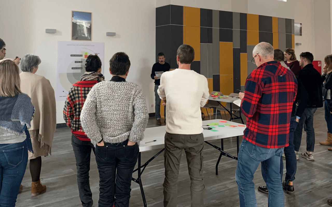 Des participants réfléchissent lors de l'atelier sur la densification urbaine.
