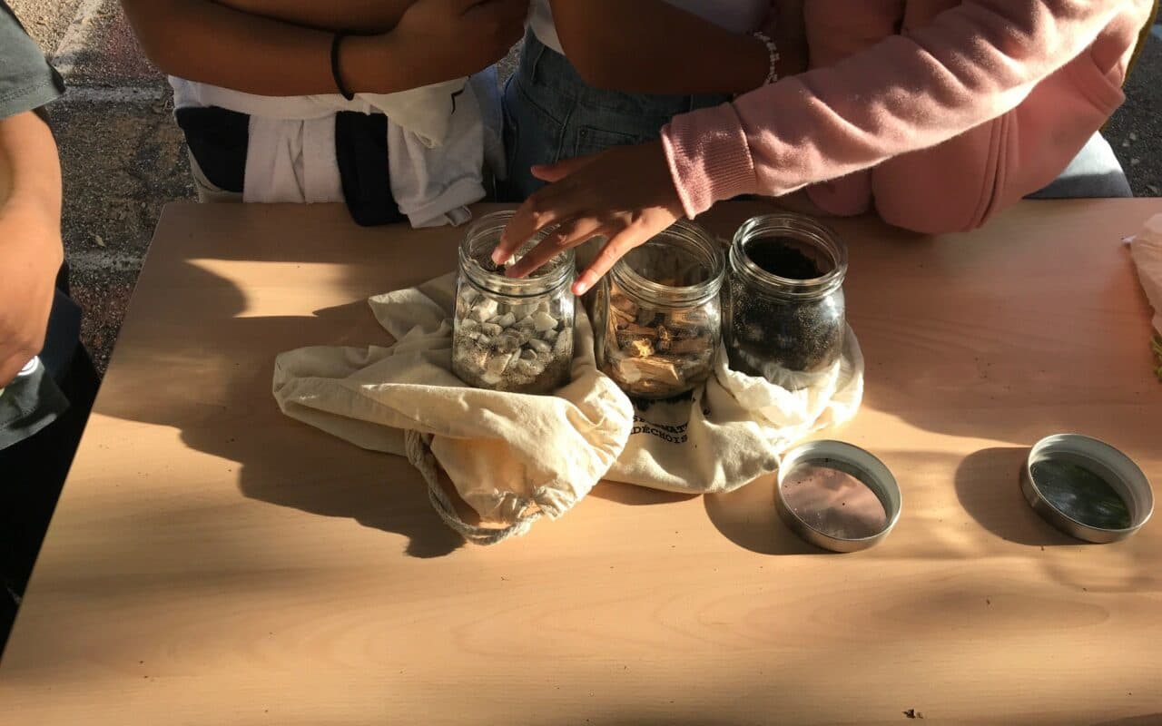 Découverte des matières perméables par les enfants - atelier sols vivants