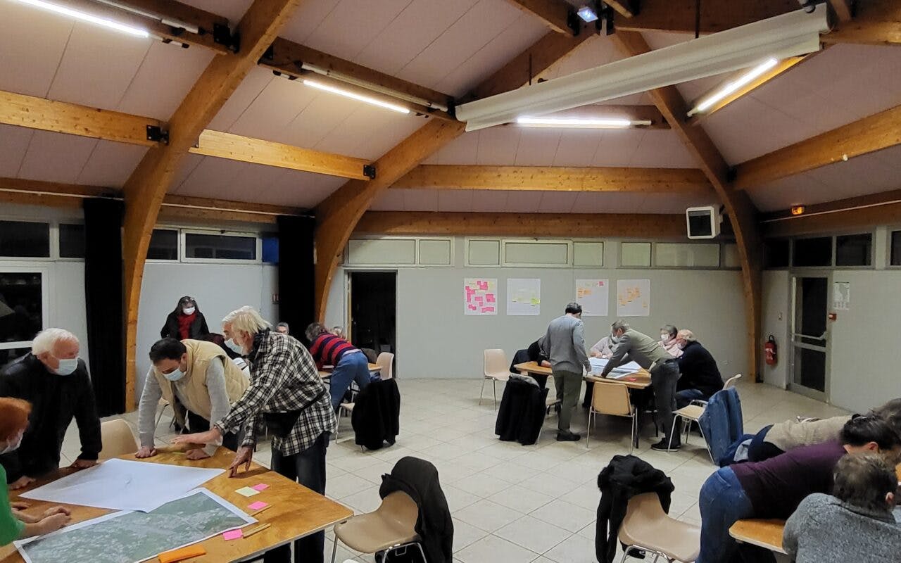 Habitants de la Roquebrussanne participants à un atelier participatif