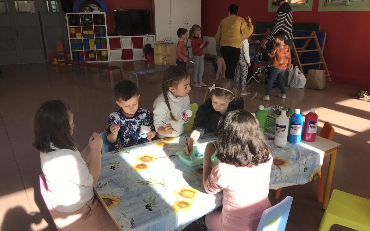 Groupe d'enfants lors d'un atelier son à l'école maternelle Godillot