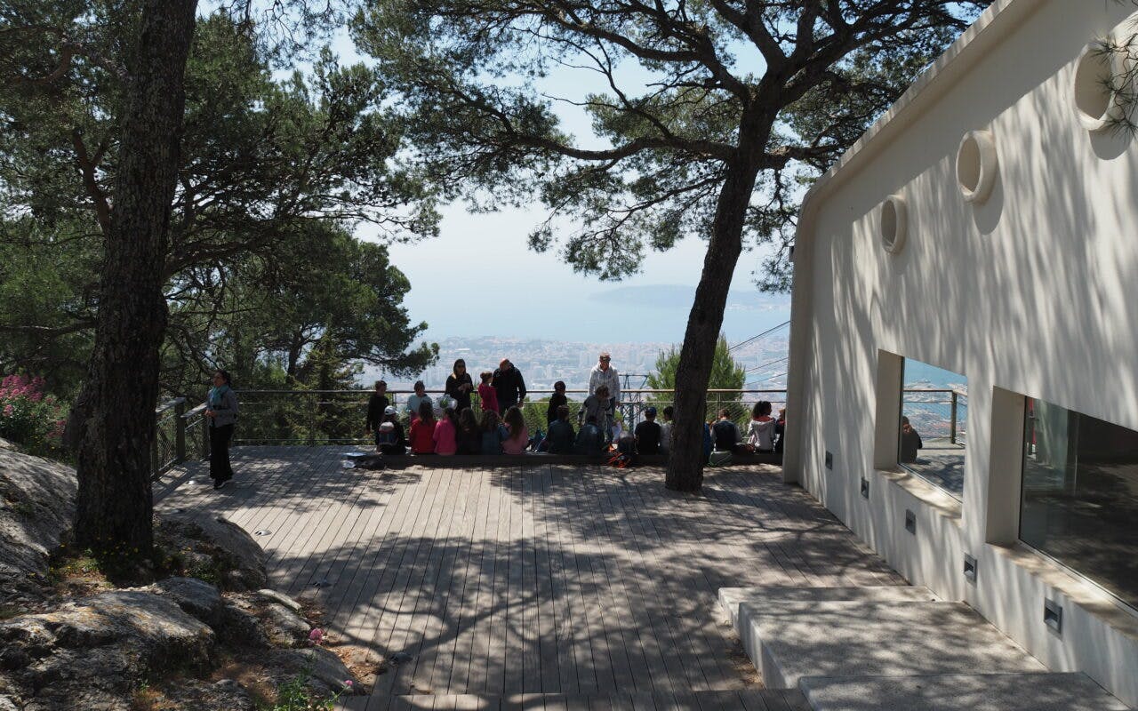 Groupe d'enfants face à la rade de Toulon depuis l'arrivée du téléphérique au Mont Faron