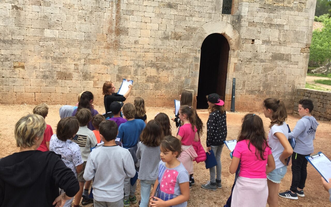 Groupe d'enfants en visite dans un bâtiment religieux